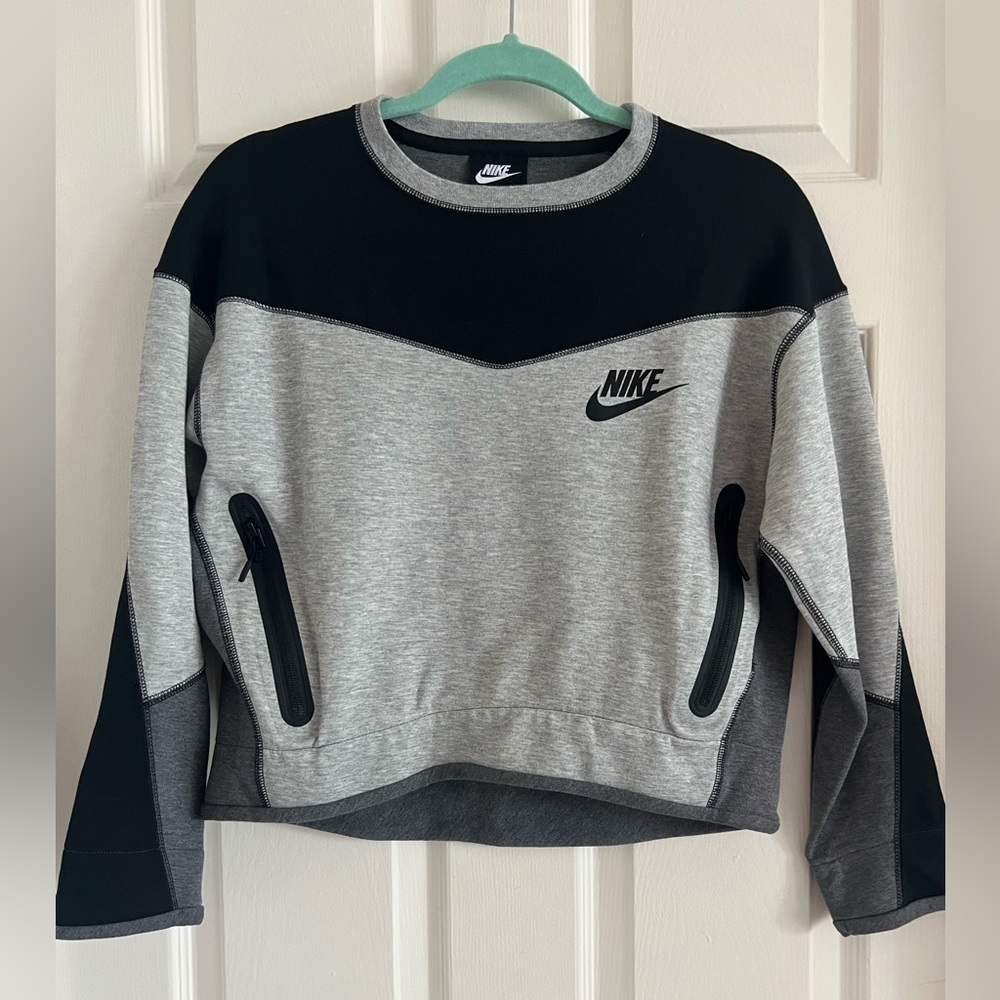 Nike Women's color block cropped sweatshirt. Zippered pockets. EUC. Size small.